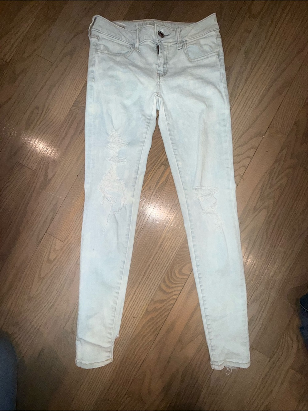 American Eagle Outfitters Women’s High-Rise White Distressed Skinny Jeans